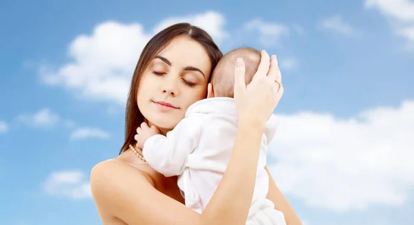 Mère avec bébé sur fond de ciel — Photo