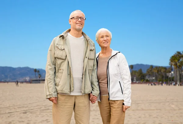 Happy senior couple over venice beach background — Stock Photo, Image