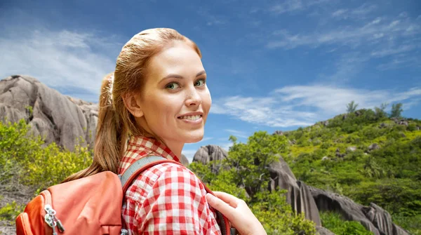 Glückliche Frau mit Rucksack über der Insel Seychellen — Stockfoto