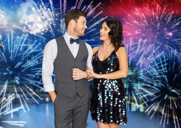 Glückliches Paar bei Party über Feuerwerk Hintergrund — Stockfoto