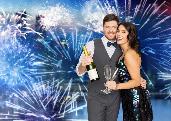 Casal feliz com champanhe e copos na festa — Fotografia de Stock