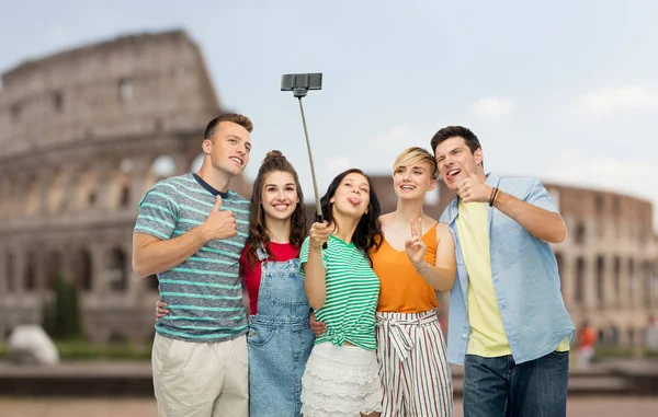 Amigos tomando selfie por monopod sobre coliseu — Fotografia de Stock