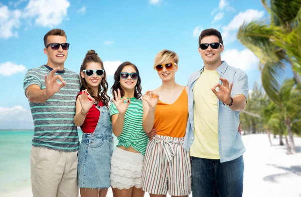 Amigos mostrando ok sobre tropical playa fondo — Foto de Stock