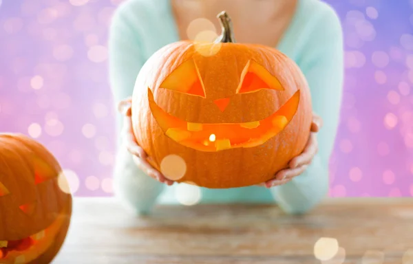 Primer plano de la mujer con la calabaza de Halloween — Foto de Stock