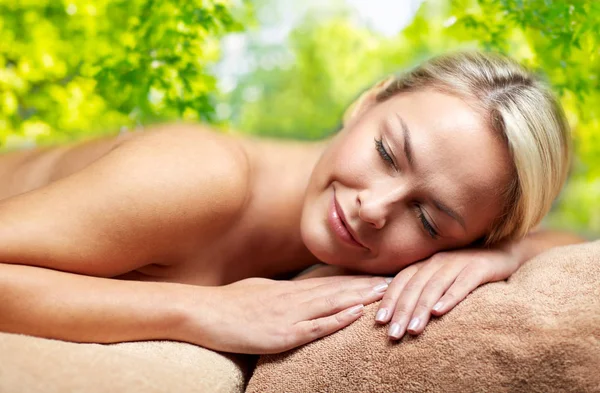 Jonge vrouw liggend op een massagetafel in spa — Stockfoto