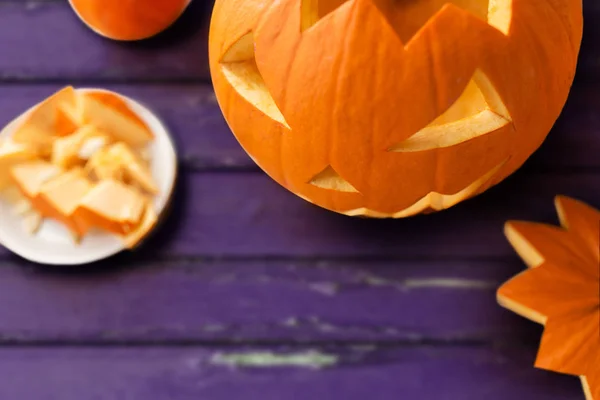 Nahaufnahme von Halloween-Kürbis auf dem Tisch — Stockfoto