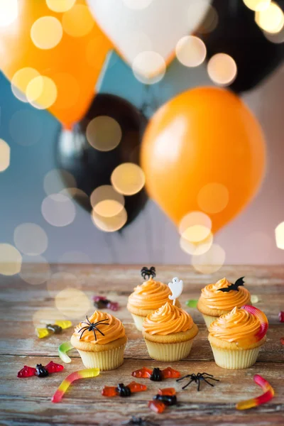 Halloween párty koláčky a cukroví na stůl — Stock fotografie