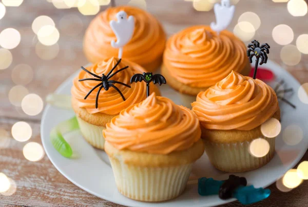 Fiesta de halloween decorado cupcakes en el plato — Foto de Stock