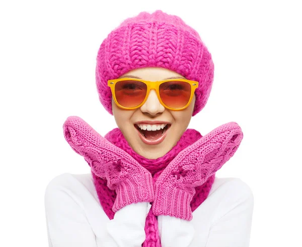 人与情感概念 冬日快乐少女帽子和太阳镜 — 图库照片