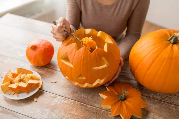 Primer plano de mujer tallando calabaza de halloween — Foto de Stock