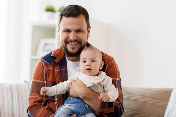 Lycklig far med liten pojke hemma — Stockfoto