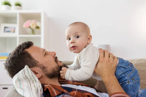 Lycklig far med liten pojke hemma — Stockfoto