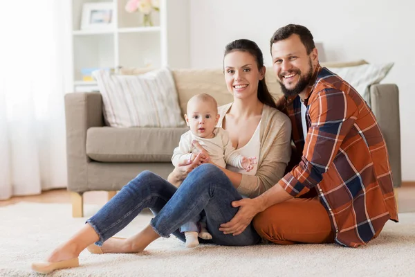 Glückliche Familie mit Baby, die Spaß zu Hause hat — Stockfoto