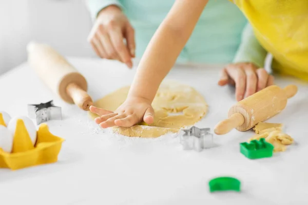 Mãe e filha fazendo biscoitos em casa — Fotografia de Stock