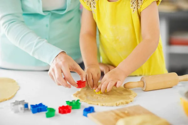 Mor och dotter att göra kakor hemma — Stockfoto