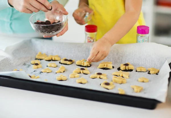 Mère et fille faire des cookies à la maison — Photo