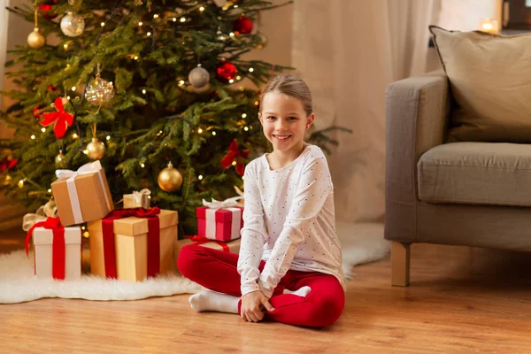 Glimlachend meisje met kerst thuis — Stockfoto