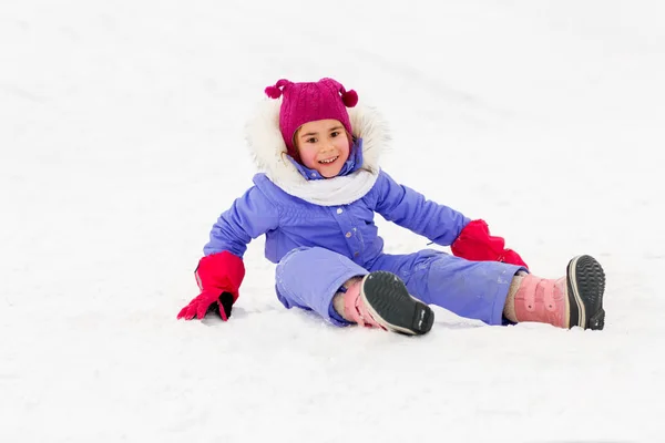 Fröhliches kleines Mädchen in Winterkleidung im Freien — Stockfoto