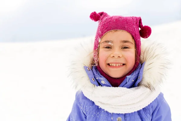 Χαρούμενο κοριτσάκι με χειμωνιάτικα ρούχα έξω — Φωτογραφία Αρχείου