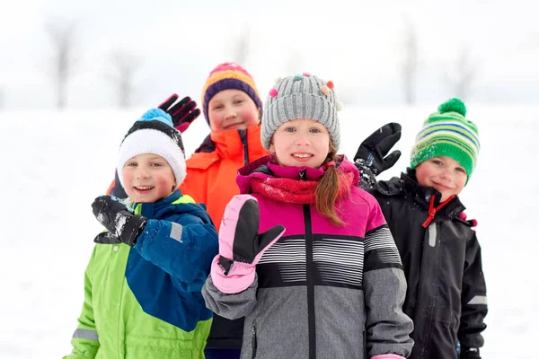 Šťastný, malé děti v zimě oblečení venku — Stock fotografie