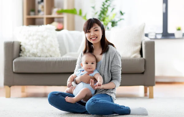 快乐的年轻妈妈带着小孩在家里 — 图库照片