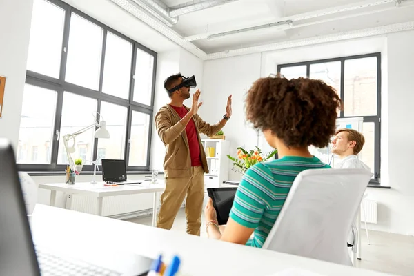 Desenvolvedores com fone de ouvido de realidade virtual no escritório — Fotografia de Stock