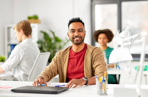 Indio trabajador creativo masculino con portátil en la oficina — Foto de Stock