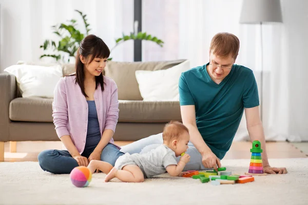 Evde erkek bebek oynarken mutlu bir aile. — Stok fotoğraf