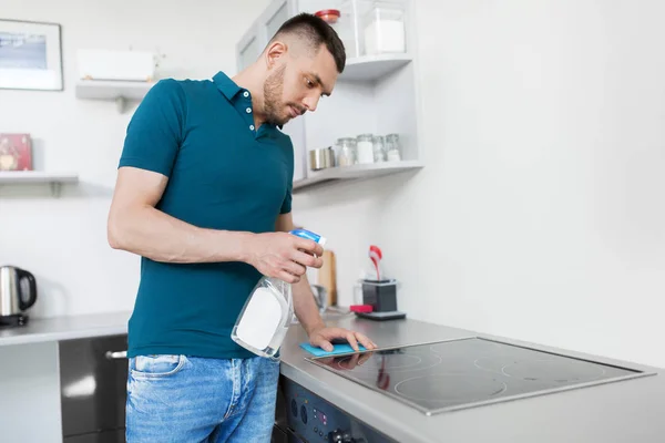 Hombre con trapo cocina de limpieza en casa cocina — Foto de Stock