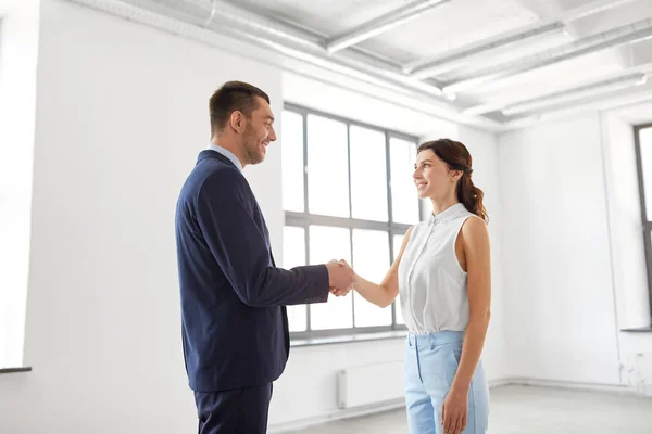 Imprenditore e uomo d'affari che si stringono la mano — Foto Stock