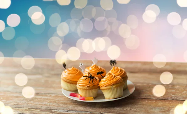 Halloween fest dekoreret cupcakes på plade - Stock-foto