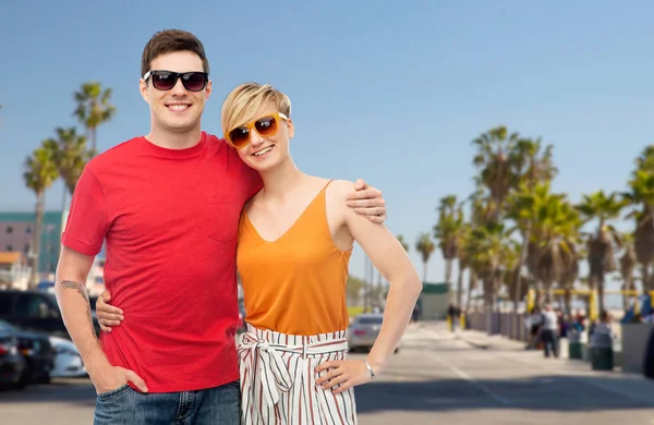 Paar in zonnebril knuffelen — Stockfoto