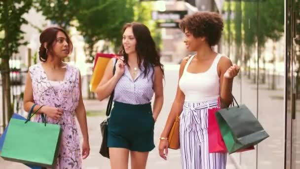 Glada kvinnor med påsar promenader i city — Stockvideo