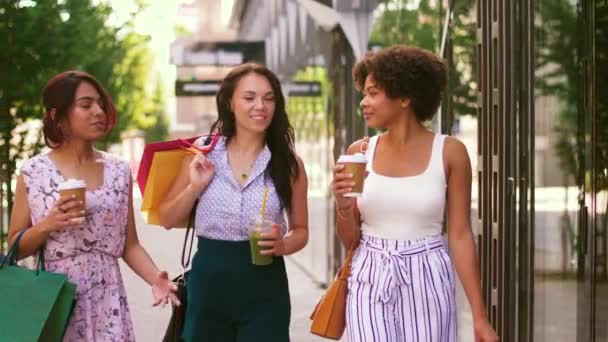 Mujeres con bolsas de compras y bebidas en la ciudad — Vídeos de Stock