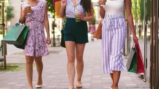 Şehirde alışveriş torbaları ve içkileri olan kadınlar — Stok video