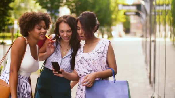 Alışveriş torbalı kadınlar şehirde selfie çekiyor. — Stok video