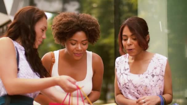 Mujeres felices mostrando bolsas de compras en la ciudad — Vídeos de Stock