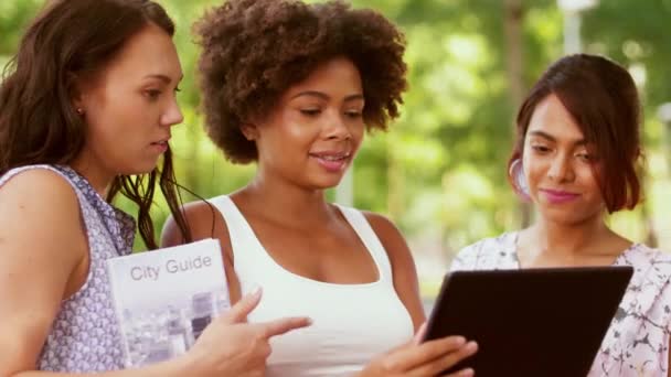Mulheres com tablet pc e guia da cidade na rua — Vídeo de Stock