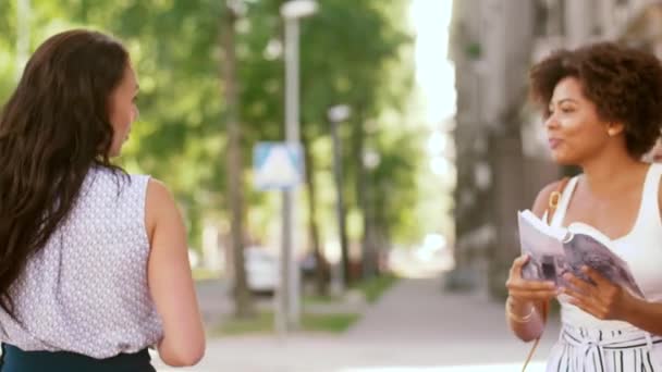 Mulheres turísticas com guia da cidade pedindo ajuda — Vídeo de Stock