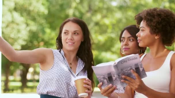 Toeristische vrouwen met stadsgids vragen helpen — Stockvideo