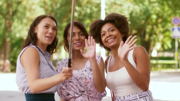 Mulheres tomando selfie por smartphone na cidade — Vídeo de Stock