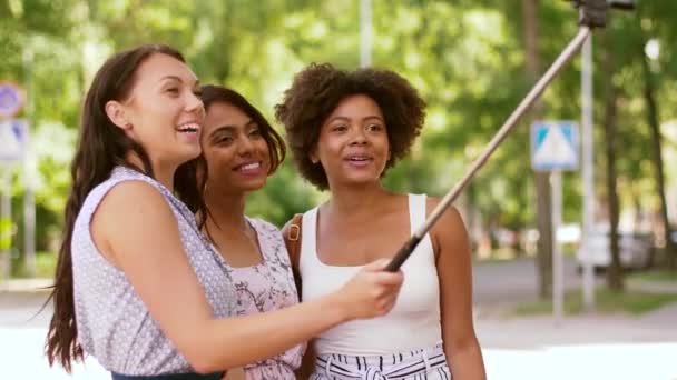 Mulheres ou blogueiros gravação de vídeo por smartphone — Vídeo de Stock