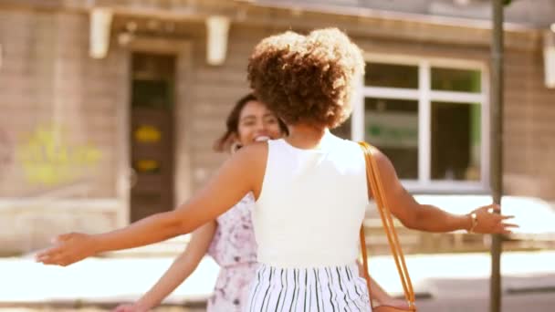 Mujeres felices o amigos reunión en la calle de la ciudad — Vídeos de Stock