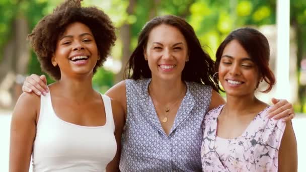 Retrato de mujeres felices o amigos en el parque de verano — Vídeos de Stock