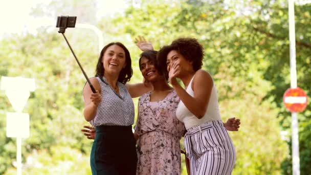 Mulheres tomando selfie por smartphone na cidade — Vídeo de Stock