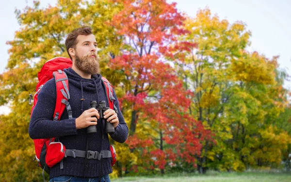 Hombre con mochila y binocular al aire libre — Foto de Stock