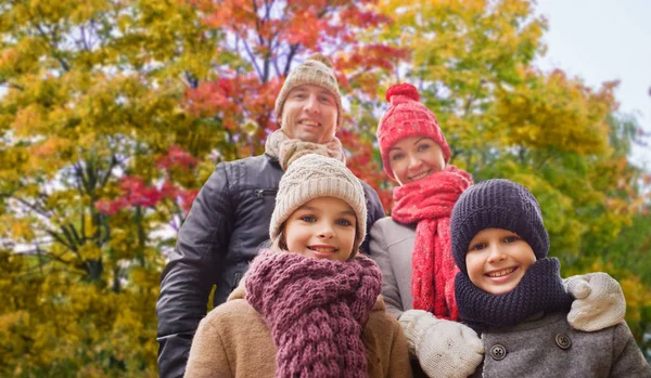 Lycklig familj över höstens park bakgrund — Stockfoto