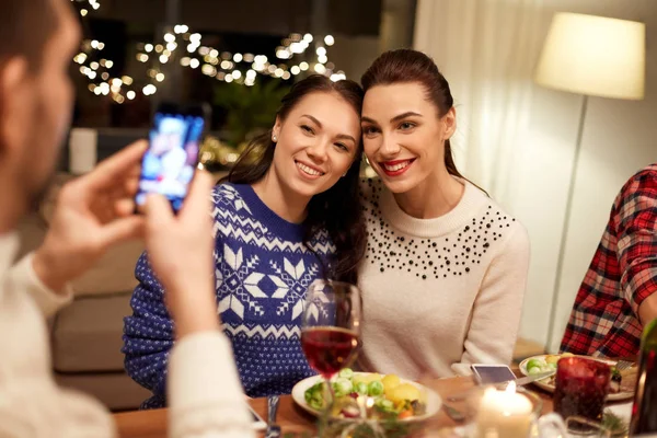 Amigos que têm jantar de Natal e tirar fotos — Fotografia de Stock