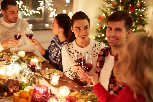 Boldog barátok ünnepli karácsony otthon ünnep — Stock Fotó