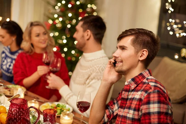 Homem chamando no smartphone no jantar de Natal — Fotografia de Stock